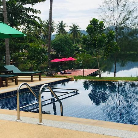 Khao Lak Golden Coconut Hotell Exteriör bild