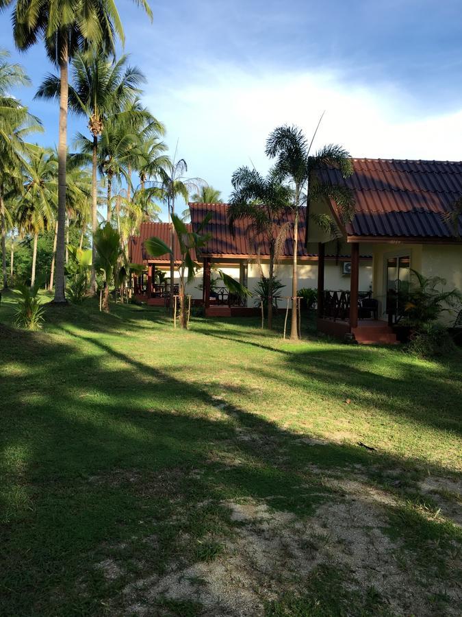 Khao Lak Golden Coconut Hotell Exteriör bild