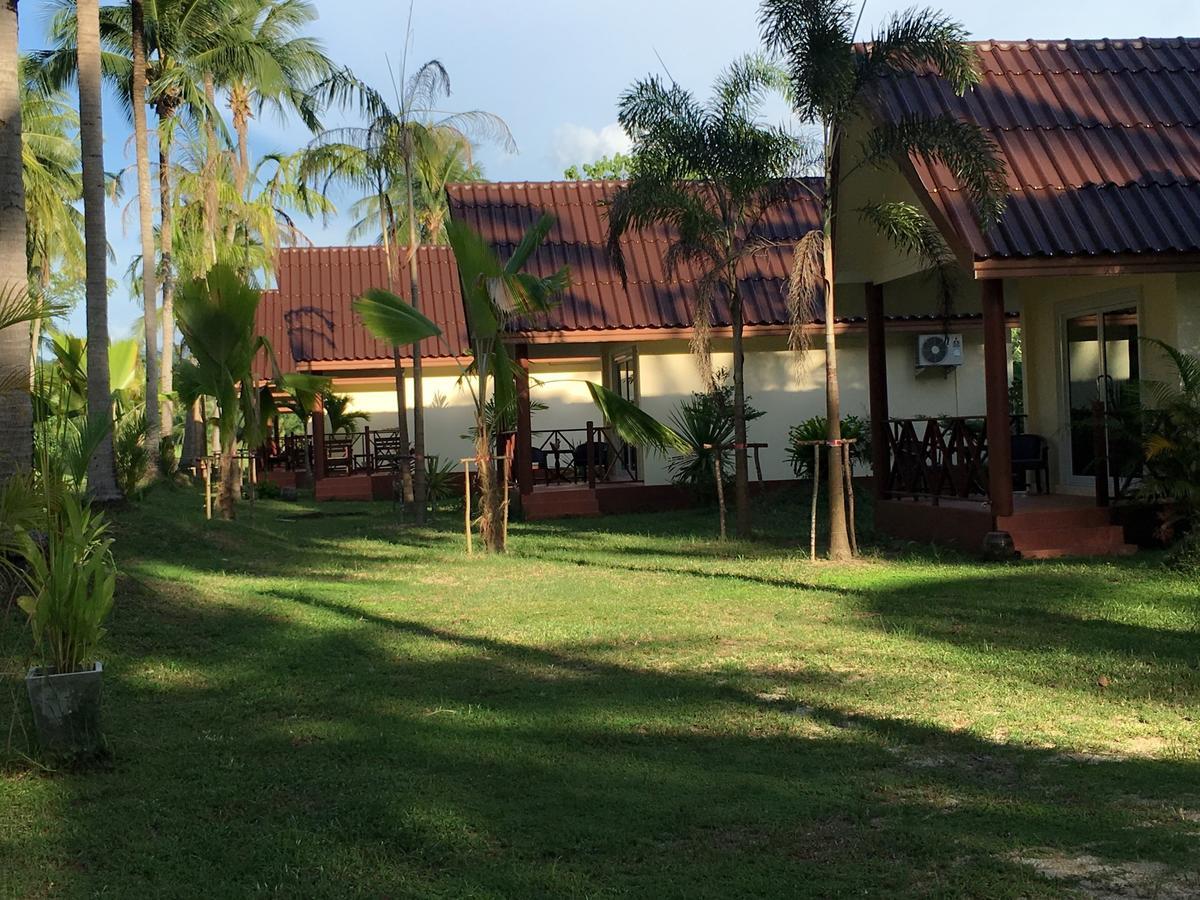 Khao Lak Golden Coconut Hotell Exteriör bild