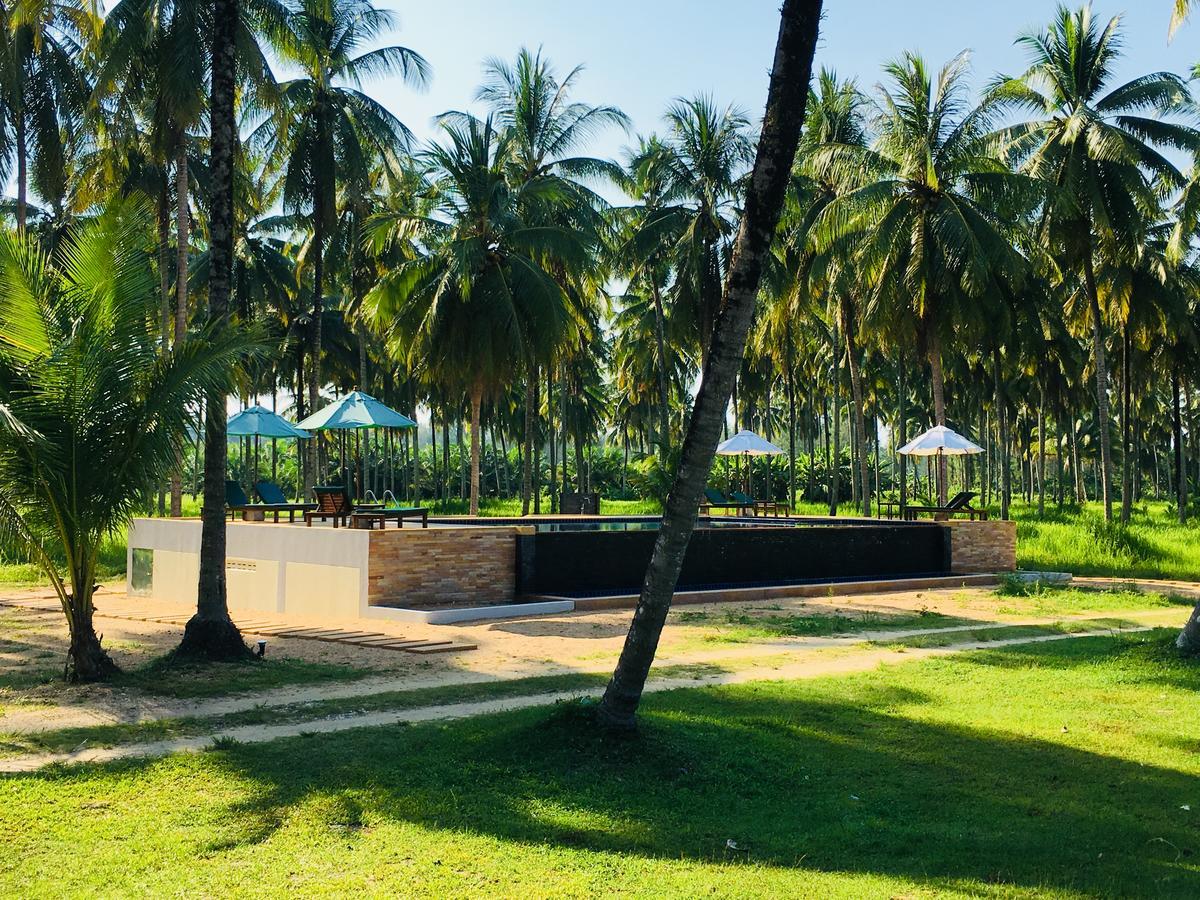 Khao Lak Golden Coconut Hotell Exteriör bild
