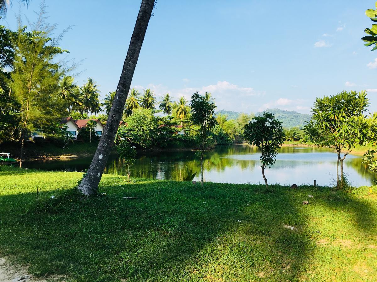 Khao Lak Golden Coconut Hotell Exteriör bild